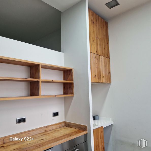 Oficina en alquiler en Calle Emilio Muñoz, 3, San Blas - Canillejas, Madrid, 28037 con ebanistería, mueble, propiedad, estante, madera, estantería, interiorismo, suelo, suelos y tinte para madera alrededor