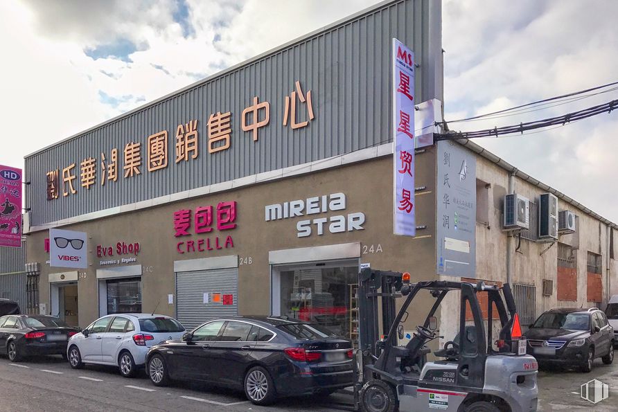 Retail for rent at Calle Bañeza, Fuenlabrada, Madrid, 28947 with car, wheel, tire, automotive parking light, land vehicle, cloud, sky, vehicle, building and motor vehicle around