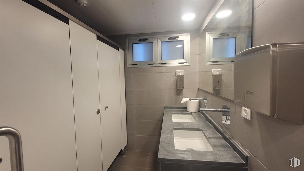 Office for rent at Edificio Cuauhtemoc, Calle Velázquez, 105, Salamanca, Madrid, 28006 with countertop, sink, bathroom sink, plumbing fixture, interior design, flooring, bathroom, tap, floor and plumbing around