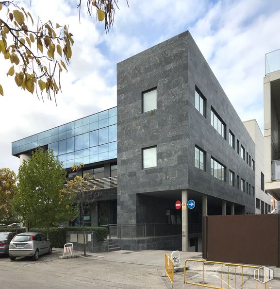 Office for sale at Calle Lanzarote, 15, San Sebastián de los Reyes, Madrid, 28700 with window, building, sky, daytime, property, cloud, tower block, condominium, urban design and tree around