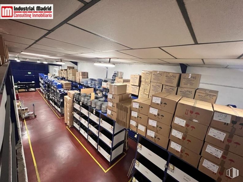 Industrial for sale at Polígono Industrial El Guijar, Arganda del Rey, Madrid, 28500 with packaged goods, shelf, shelving, wood, publication, interior design, bookcase, floor, flooring and hardwood around