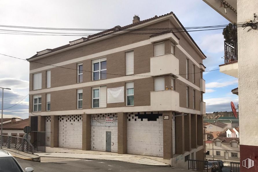 Retail for rent at Calle Muro, 2, Cabanillas del Campo, Guadalajara, 19171 with building, sky, property, cloud, window, infrastructure, urban design, door, neighbourhood and house around