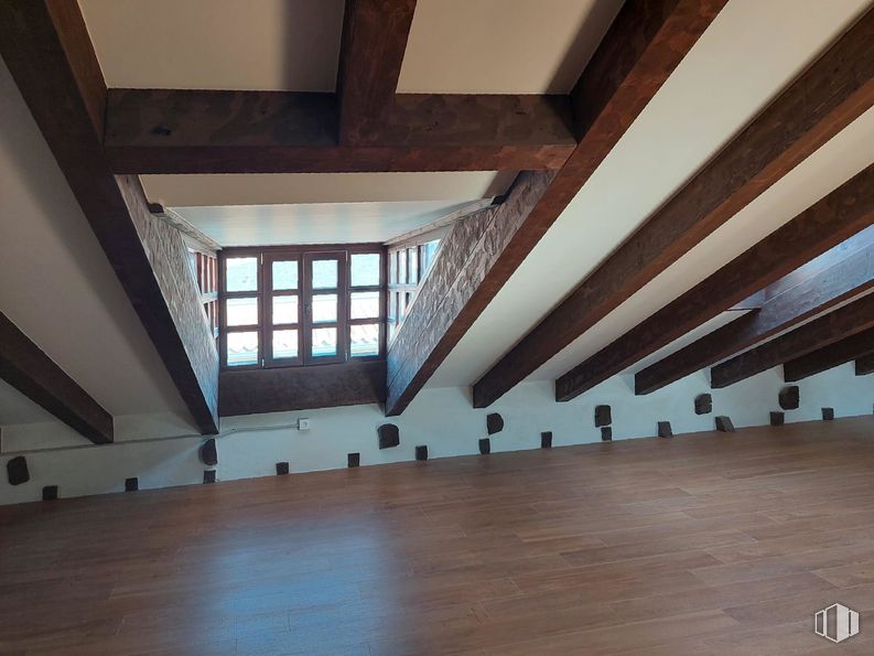 Retail for rent at Calle Tomás Luis de Victoria, 4, Ávila, 05001 with window, building, fixture, wood, hall, flooring, beam, floor, house and hardwood around