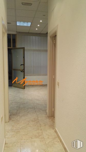 Local en venta en Casco Urbano, Villaviciosa de Odón, Madrid, 28670 con puerta, edificio, accesorio, pasillo, piso, suelo, casa, madera, material compuesto y vidrio alrededor