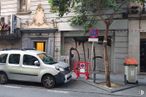 Retail for rent at Calle Hortaleza, Centro, Madrid, 28004 with wheel, car, tire, vehicle, window, building, motor vehicle, tree, automotive tire and hubcap around