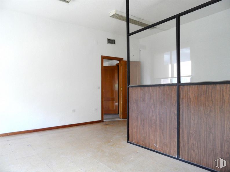 Oficina en alquiler en Calle Madrid, Getafe, Madrid, 28901 con puerta, madera, accesorio, suelos, suelo, hall, casa, inmobiliario, exterior del automóvil y tinte para madera alrededor