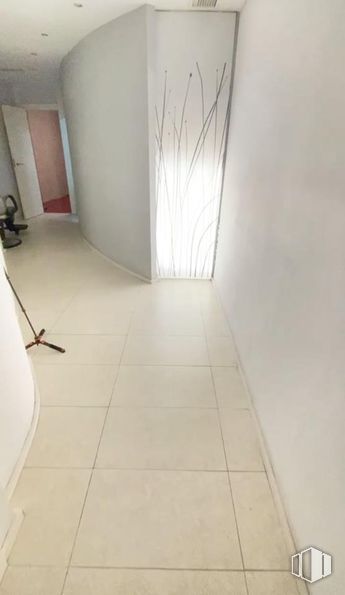 Retail for sale at Avenida General Perón, Tetuán, Madrid, 28020 with flooring, floor, tile, tile flooring, cleanliness, plaster and wood flooring around