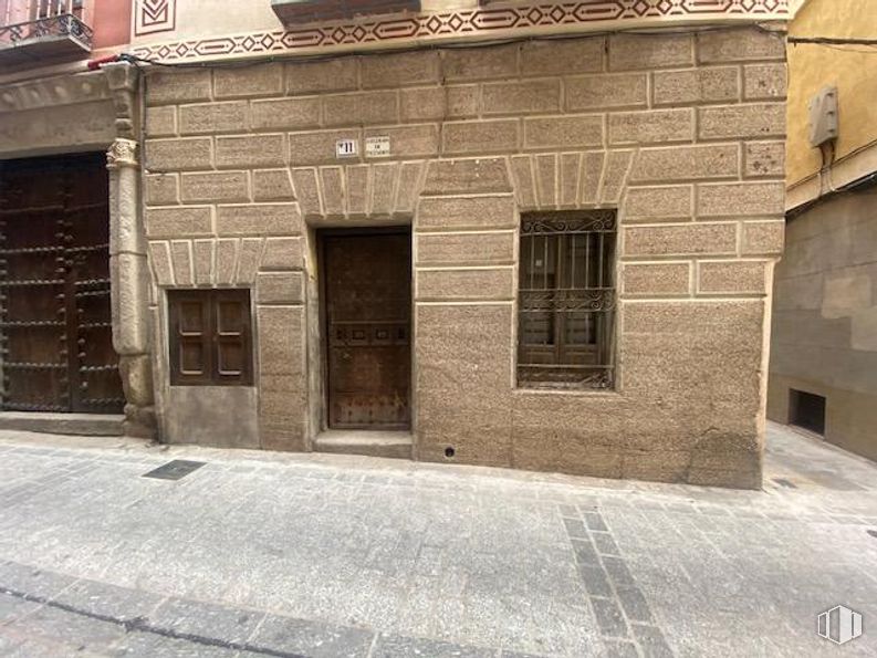 Retail for sale & for rent at Calle Plata, Toledo, 45001 with window, door, road surface, wood, brick, brickwork, sidewalk, facade, tints and shades and font around