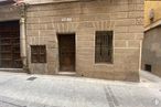 Local en alquiler y venta en Calle Plata, Toledo, 45001 con ventana, puerta, superficie de la carretera, madera, ladrillo, albañilería, acera, fachada, tintes y matices y fuente alrededor