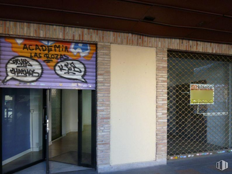 Retail for rent at Calle San Agustín, Las Rozas de Madrid, Madrid, 28230 with fixture, building, font, gas, facade, door, composite material, advertising, signage and shade around