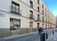 Retail for rent at Calle Santa Ana, 8, Centro, Madrid, 28005 with window, motorcycle, building, bicycle, urban design, house, sky, road surface, wall and residential area around