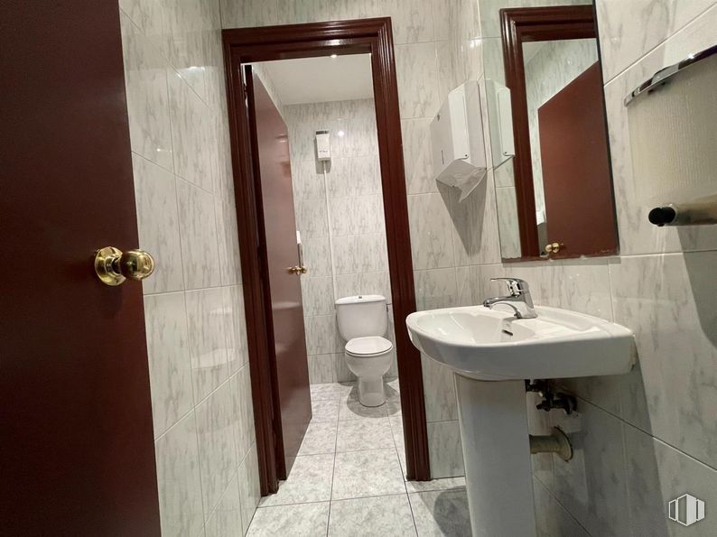 Local en venta en Barrio del Pilar, Fuencarral - El Pardo, Madrid, 28029 con inodoro, fregadero, espejo, accesorios de fontanería, grifo, propiedad, lavabo, cuarto de baño, edificio y accesorio alrededor