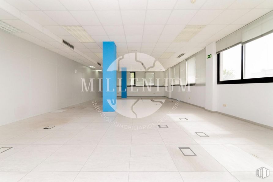 Oficina en alquiler y venta en Avenida Artesanos, 48, Tres Cantos, Madrid, 28760 con ventana, accesorio, edificio, hall, interiorismo, suelo, suelos, arte, inmobiliario y vidrio alrededor