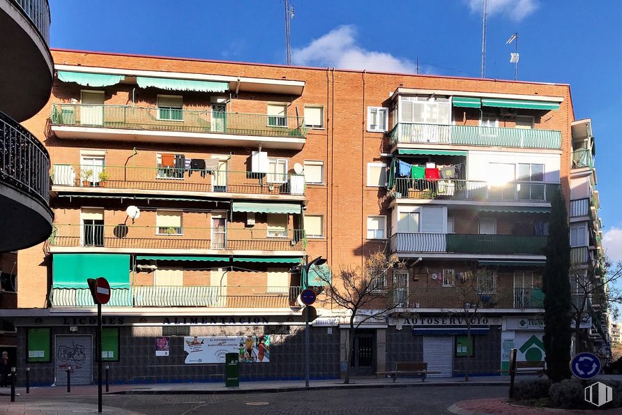 Local en alquiler en Calle la Huerta, 13, Alcorcón, Madrid, 28921 con edificio, cielo, ventana, nube, diseño urbano, árbol, planta, edificio comercial, carretera y metrópoli alrededor