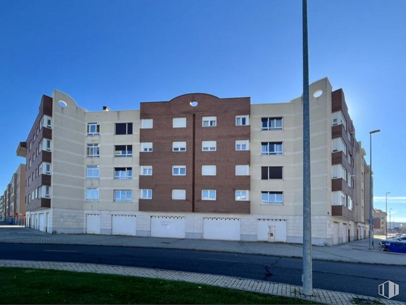 Local en venta en Calle Gardenia, Ávila, 05003 con edificio, cielo, ventana, luz de la calle, planta, arquitectura, diseño urbano, accesorio, bloque de pisos y zona residencial alrededor