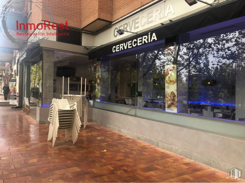 Retail for rent at Zona Tres Cantos, Tres Cantos, Madrid, 28760 with retail, facade, city, mixed-use, flooring, awning, commercial building, logo, signage and wood around