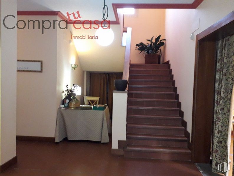 Retail for sale at Zona Carretera de Valladolid, La Lastrilla, Segovia, 40196 with houseplant, table, property, plant, interior design, building, architecture, floor, stairs and flooring around