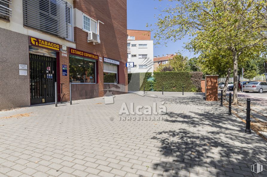 Retail for sale at Calle Píop Baroja, Alcalá de Henares, Madrid, 28806 with building, sky, window, road surface, urban design, plant, tree, asphalt, neighbourhood and brick around