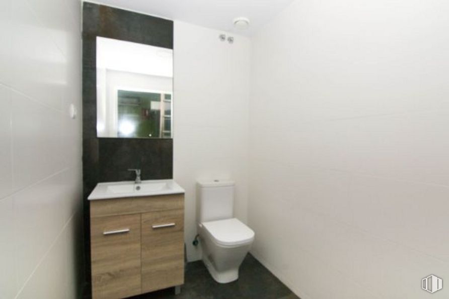 Retail for sale at Calle Carretas, 5, Villanueva de la Cañada, Madrid, 28691 with bathroom cabinet, toilet, mirror, property, building, cabinetry, plumbing fixture, fixture, sink and bathroom around