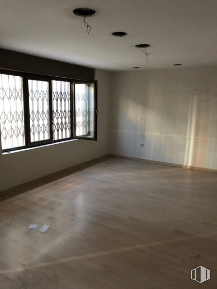 Local en alquiler en Barrio del Pilar, Fuencarral - El Pardo, Madrid, 28029 con ventana, alumbrado, madera, pavimentos, piso, accesorio, sombra, pasillo, madera y techo alrededor