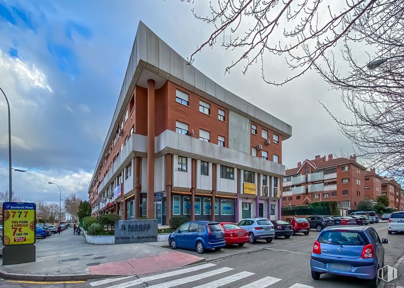 Oficina en venta en Avenida Lope de Figueroa, 18, Alcalá de Henares, Madrid, 28804 con coche, edificio, cielo, rueda, nube, luz de estacionamiento automotriz, neumático, vehículo, propiedad y ventana alrededor