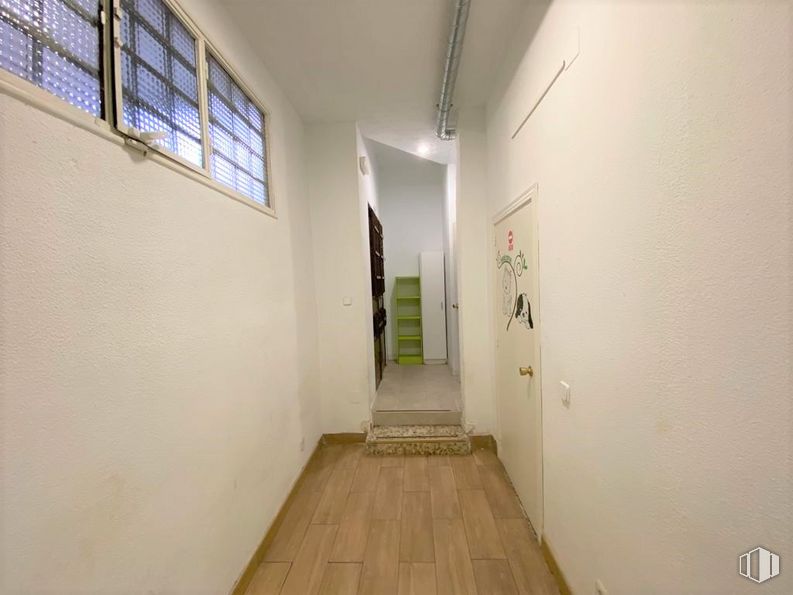 Local en venta en Calle Tribaldos, Hortaleza, Madrid, 28043 con ventana, accesorio, madera, edificio, pavimento, pasillo, piso, puerta, techo y casa alrededor