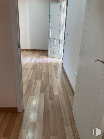 Retail for rent at Zona Colonia Cortijo San Isidro, Aranjuez, Madrid, 28300 with fixture, building, wood, flooring, floor, wood stain, cabinetry, door, laminate flooring and plank around