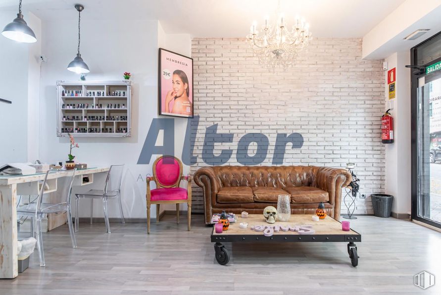 Local en alquiler y venta en Calle Fray Luis De León, Arganzuela, Madrid, 28012 con silla, sofá, candelabro, lámpara, alumbrado, mesa de cocina y comedor, mueble, interiorismo, pared y suelos alrededor