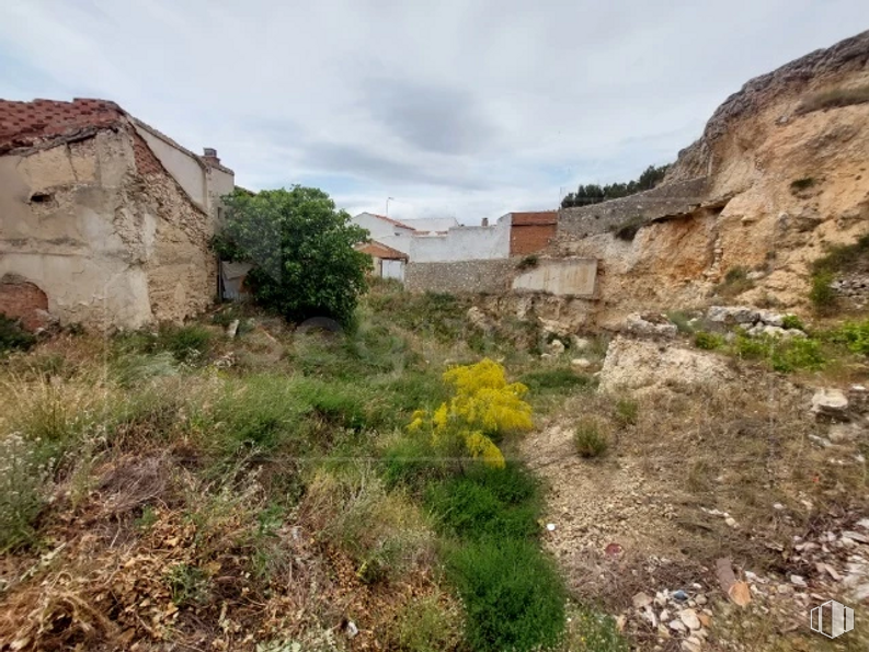 Land for sale at Travesía Castillejo, 15, Los Santos de la Humosa, Madrid, 28817 with house, sky, plant, plant community, cloud, natural landscape, bedrock, grass, landscape and outcrop around