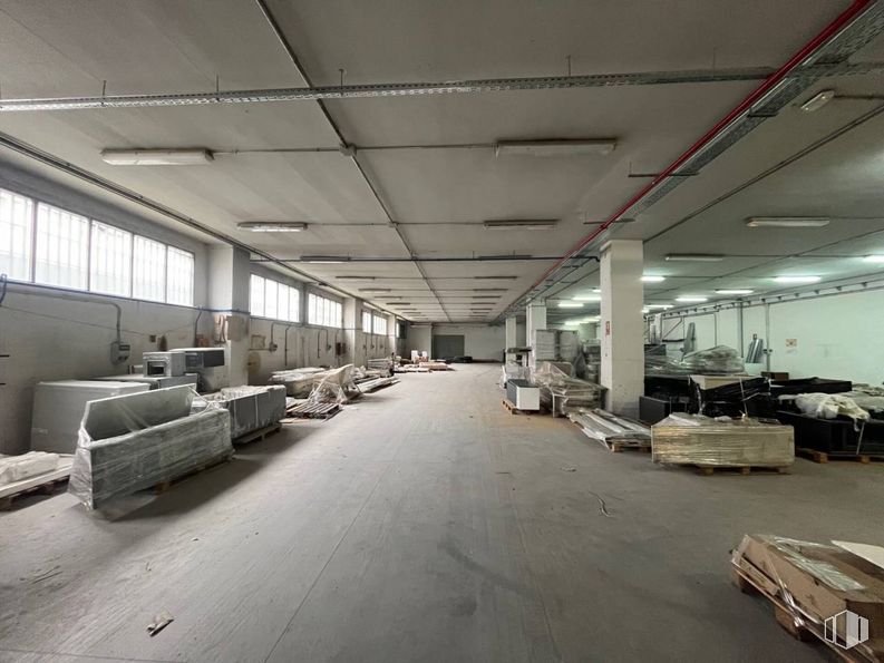 Industrial for rent at Carretera Fuencarral, Alcobendas, Madrid, 28108 with window, light fixture, flooring, floor, ceiling, composite material, hall, engineering, building material and factory around