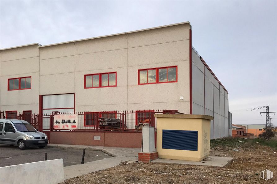 Industrial for sale at Calle Comercio, 15, Fuensalida, Toledo, 45510 with building, van, window, automotive parking light, sky, property, tire, wheel, car and vehicle around