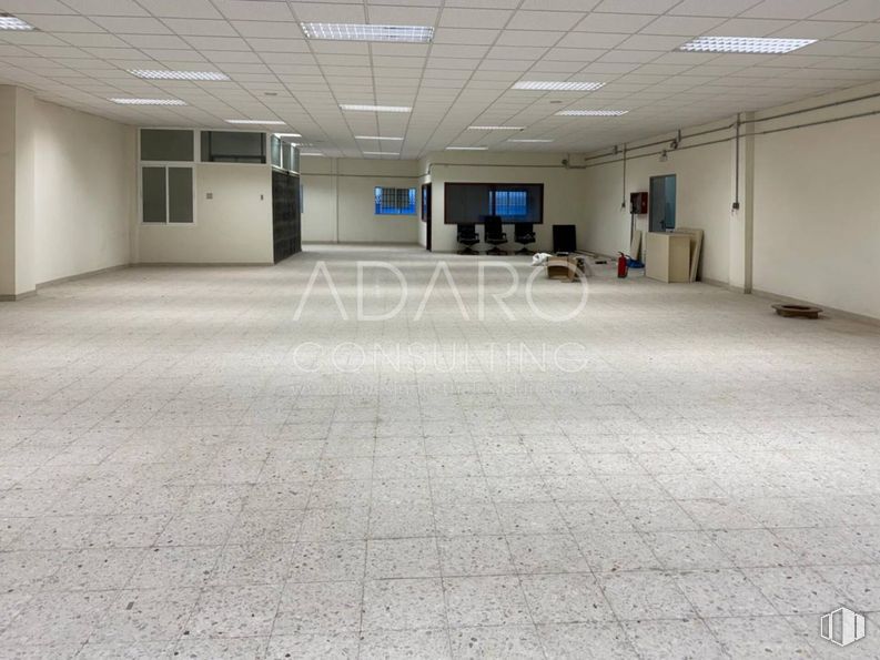 Industrial for rent at Calle Gamonal, Villa de Vallecas, Madrid, 28031 with flooring, floor, ceiling, hall, tile flooring, tile, silver, building material, transparency and cleanliness around