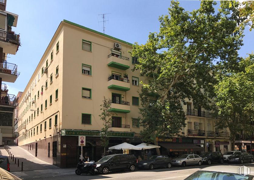 Local en alquiler y venta en Calle Antonio López, Carabanchel, Madrid, 28019 con edificio, coche, cielo, vehículo terrestre, propiedad, ventana, rueda, vehículo, diseño urbano y árbol alrededor