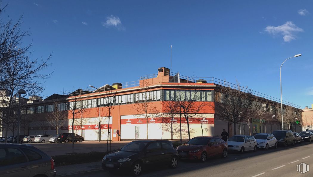 Retail for sale & for rent at Calle Valderrebollo, 1, Villa de Vallecas, Madrid, 28031 with car, building, sky, cloud, wheel, tire, window, vehicle, tree and automotive lighting around