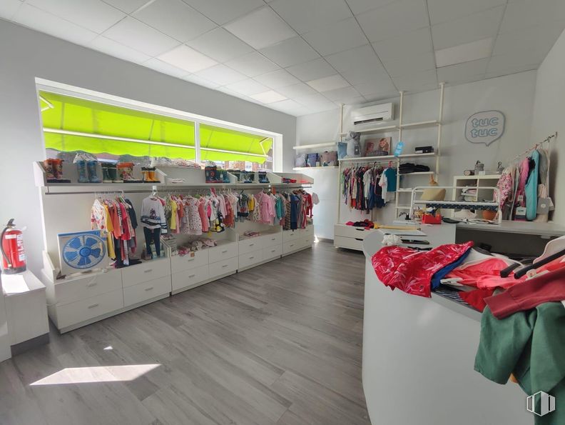 Retail for sale & for rent at Zona centro, Villafranca de los Caballeros, Toledo, 45730 with automotive design, building, interior design, shelf, floor, wall, shelving, flooring, retail and ceiling around