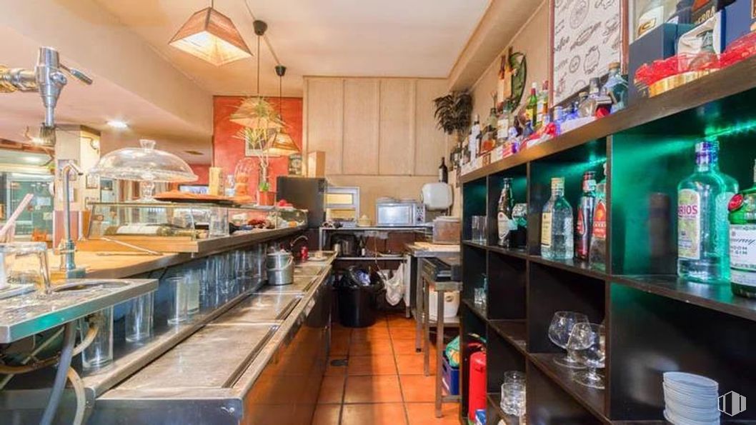 Retail for sale at Calle Francisco Ruíz, Usera, Madrid, 28026 with bottle, furniture, lighting, light fixture, countertop, food, restaurant, shelf, bar and houseplant around