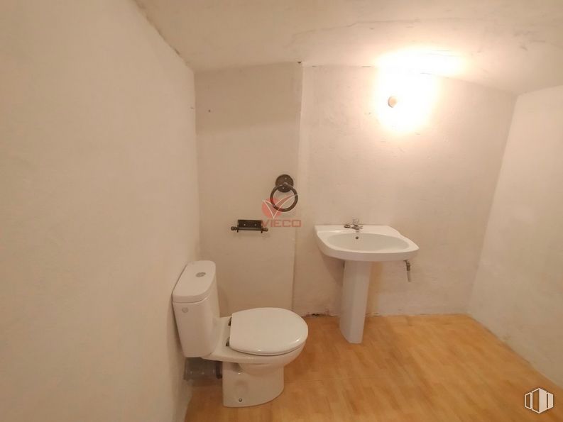 Retail for sale at Avenida Castilla La Mancha, Cuenca, 16003 with toilet, sink, plumbing fixture, building, toilet seat, bathroom, fixture, house, interior design and bathroom sink around