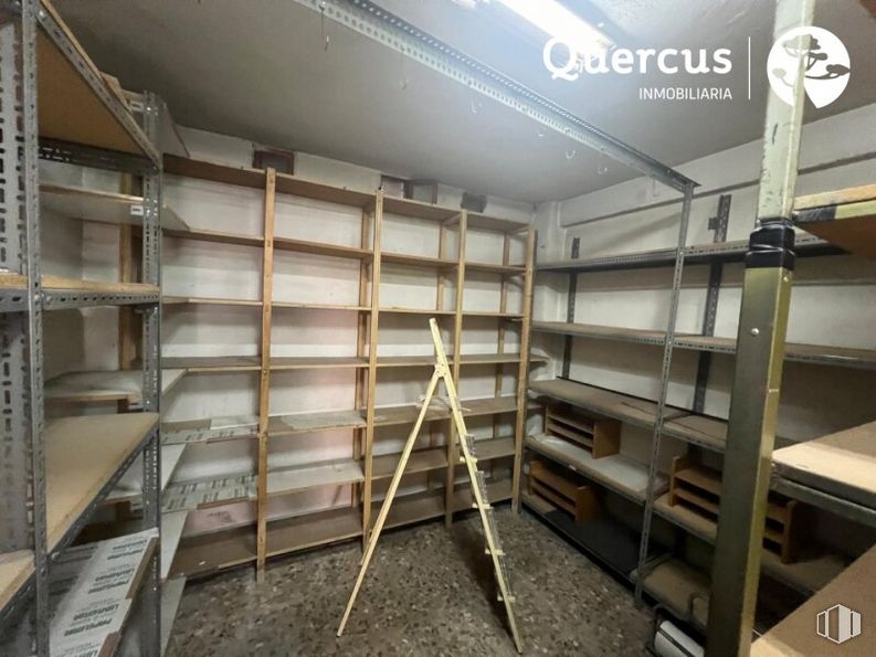 Retail for sale at Zona San Lorenzo, Segovia, 40003 with ladder, bookcase, property, wood, shelving, shelf, floor, flooring, wall and metal around