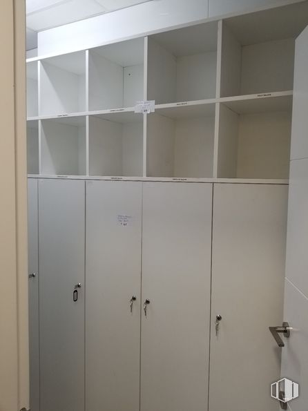 Local en venta en Zona Las Tablas, Fuencarral - El Pardo, Madrid, 28050 con alacena, ebanistería, puerta, accesorio, rectángulo, madera, estantería, estante, material compuesto y asa alrededor