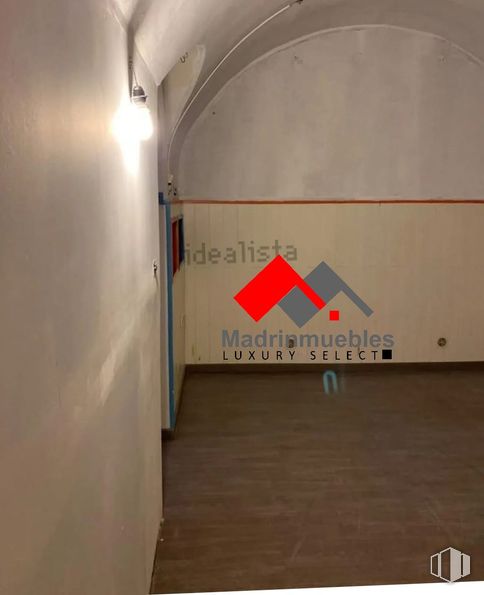 Retail for sale at Calle Redondilla, Centro, Madrid, 28005 with light fixture, wood, floor, flooring, wall, art, building, hall, hardwood and ceiling around