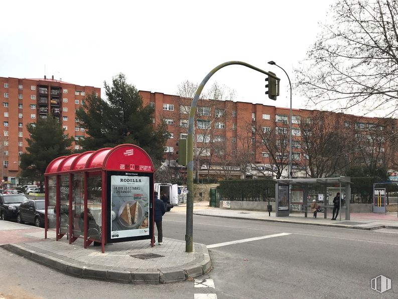 Local en alquiler en Plaza Pau Casals, 3, Rivas-Vaciamadrid, Madrid, 28529 con persona, cielo, edificio, cabina telefónica, árbol, superficie de la carretera, diseño urbano, luz de la calle, gas y fachada alrededor