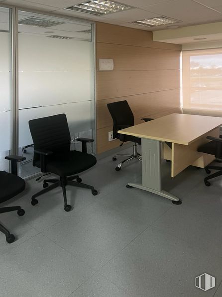 Oficina en alquiler en Avenida América, Alcorcón, Madrid, 28922 con silla, mesa, mueble, silla de oficina, interiorismo, suelo, suelos, escritorio, apoyabrazos y diseño automovilístico alrededor