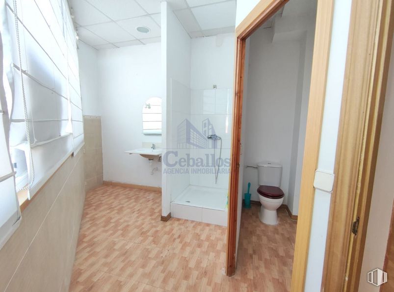 Retail for rent at Avenida Barcelona, Guadalajara, 19005 with toilet, window, property, fixture, door, wood, interior design, floor, building and flooring around