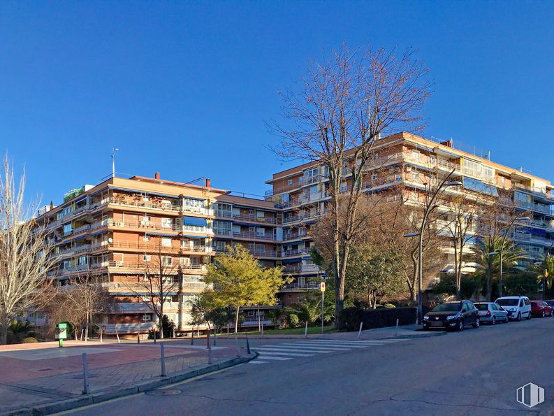 Retail for rent at Norte - Universidad, Móstoles, Madrid, 28933 with car, building, daytime, tree, window, apartment, city, residential area, urban area and neighbourhood around