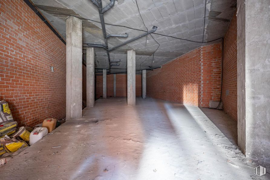 Retail for rent at Zona Sur, Ávila, 05003 with building, wood, brick, floor, brickwork, flooring, composite material, building material, hall and concrete around