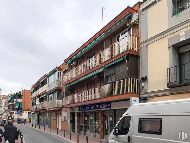 Retail for sale at Calle Sierra Gador, 21, Villa de Vallecas, Madrid, 28031 with person, van, building, window, tire, vehicle, car, sky, infrastructure and cloud around