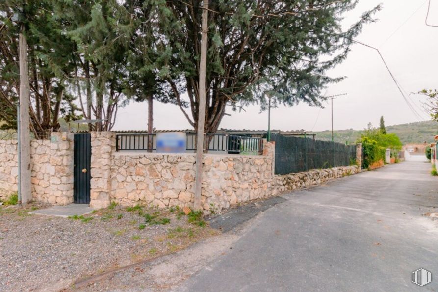 Land for sale at Calle San Roque, Valverde de Alcalá, Madrid, 28812 with door, plant, building, road surface, asphalt, land lot, tree, house, urban design and sky around