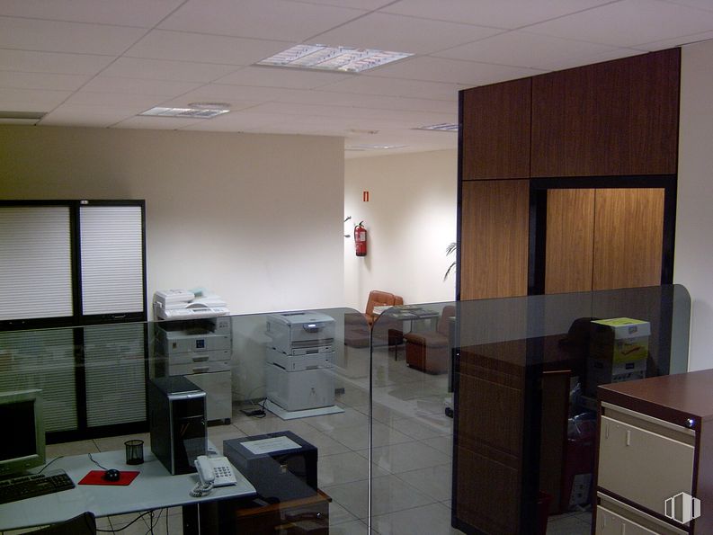 Oficina en alquiler y venta en Edificio Antares, Calle Fábricas, 8, Alcorcón, Madrid, 28923 con archivador, mesa, ebanistería, mueble, edificio, pantalla de ordenador, escritorio de ordenador, diseño de interiores, teclado de ordenador y escritorio alrededor