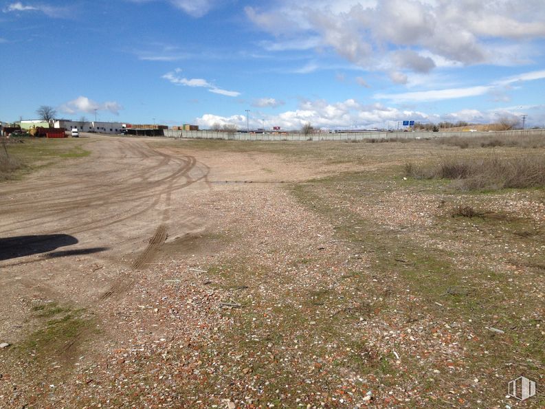 Suelo en alquiler en Polígono Las Presillas, La Latina, Leganés, Madrid, 28917 con nube, cielo, planta, paisaje natural, árbol, hierba, pradera, llano, superficie de la carretera y asfalto alrededor