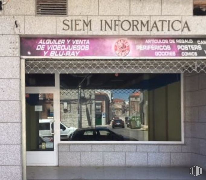 Retail for sale at Calle Huerto Convento, Colmenar Viejo, Madrid, 28770 with door, car, fixture, building, font, facade, real estate, automotive exterior, plant and vehicle door around